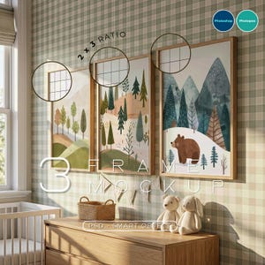 Könnte beinhalten: Drei vertikale Wandbilder in Rahmen mit einer Waldlandschaft, Bäumen, Hügeln und einem braunen Bären. Die Kunstwerke sind in hellen Holzrahmen im 2x3-Format dargestellt. Textüberlagerungen umfassen 2 x 3 RATIO, 3 FRAME MOCK UP, PSD SMART OBJECT, Photoshop und Photopea.
