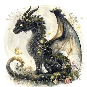 以下が含まれることがあります： 暗い灰色の鱗で飾られた、花と葉で飾られたドラゴンの詳細なイラスト。 ドラゴンは大きな翼を持ち、蝶と柔らかく光る背景に囲まれています。 「Whimsies」という言葉は筆記体で書かれています。