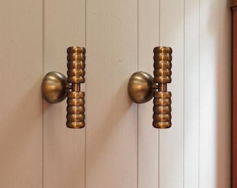 Paar handgemaakte koperen wandkandelaars: cilindrisch dubbel armatuur