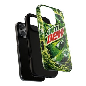 Puede incluir: Un smartphone negro con una funda protectora con un diseño verde y rojo de "Mtn Dew". La funda muestra una imagen vibrante de una lata de refresco con gotas de agua y cubitos de hielo.