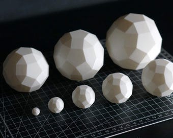 Rombicicosidodecaedro en blanco / Sólido arquimediano / 2 - 20 cm