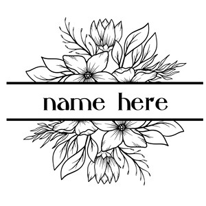 Op de afbeelding: Zwart-wit bloemenontwerp met de tekst "name here" tussen twee zwarte lijnen. De afbeelding toont gedetailleerde lijnkunst van bloemen en bladeren, ideaal voor personalisatie.