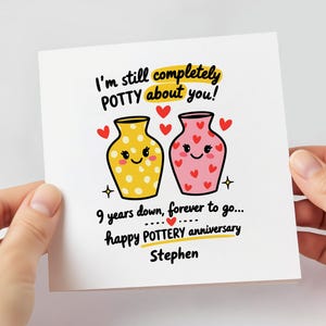 Può includere: Un biglietto di auguri bianco con il testo "I'm still completely POTTY about you!" e "9 years down, forever to go... happy POTTERY anniversary Stephen". Il biglietto presenta due vasi dei cartoni animati e cuori rossi.