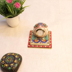 Handbemalte Marmor-Tischuhr mit Meenakari-Kunst - eine dekorative Uhr für den Schreibtisch