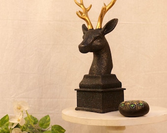 Modern skulptur av hjorthuvud i harts, gyllene horn, lyxig heminredning