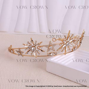 Tiara dorada con destellos de estrellas: corona celestial para mujer. Tocado de estrella de cristal para novias y damas de honor. Corona celestial de diamantes de imitación para bodas.