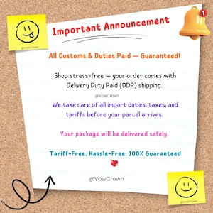 Op de afbeelding: Een wit papieren briefje met de tekst Important Announcement, All Customs & Duties Paid - Guaranteed!, Shop stress-free - your order comes with Delivery Duty Paid (DDP) shipping, @VowCrown, We take care of all import duties, taxes, and tariffs before your parcel arrives, Your package will be delivered safely, Tariff-Free. Hassle-Free. 100% Guaranteed, @VowCrown, met twee gele plakbriefjes met een smiley en een geel notificatiebel-icoon.
