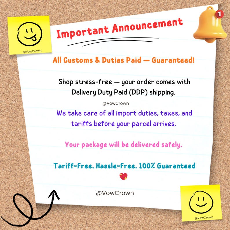 Op de afbeelding: Een wit papieren briefje met de tekst Important Announcement, All Customs & Duties Paid - Guaranteed!, Shop stress-free - your order comes with Delivery Duty Paid (DDP) shipping, @VowCrown, We take care of all import duties, taxes, and tariffs before your parcel arrives, Your package will be delivered safely, Tariff-Free. Hassle-Free. 100% Guaranteed, @VowCrown, met twee gele plakbriefjes met een smiley en een geel notificatiebel-icoon.