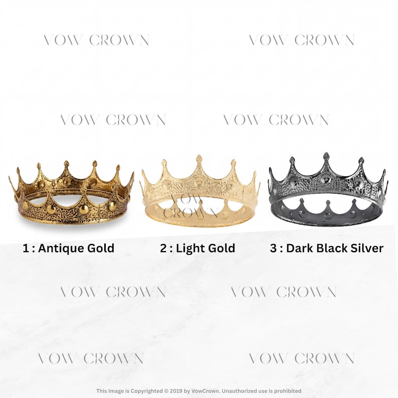 Op de afbeelding: Drie kronen op een rij, gelabeld 1: Antique Gold, 2: Light Gold en 3: Dark Black Silver. Elke kroon heeft een getextureerde band met verhoogde ronde noppen en puntige bogen. De tekst VOW CROWN verschijnt herhaaldelijk op de achtergrond.