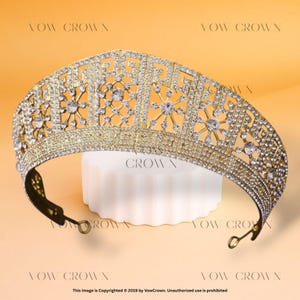 Geometric Gold Queen Tiara – Sparkling Rhinestone Prom Crown – Royal Glam Headpiece – Bridal Wreath Tiara – Vintage Inspired Wedding Crown