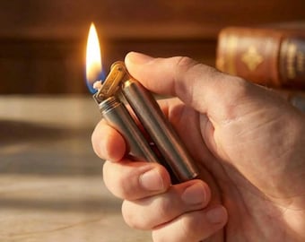 Encendedor de metal plateado, tubo cilíndrico retro, encendedor de butano recargable y resistente al viento, regalo para hombres y mujeres.