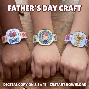 Könnte beinhalten: Drei Bastelarmbänder aus Papier zum Vatertag sind an den Handgelenken von Kindern zu sehen. Jedes Armband hat ein quadratisches Mittelstück mit einem anderen Design und den Worten "Happy Father's Day". Der Text "Father's Day Craft" steht oben.
