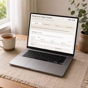 Może przedstawiać: Srebrny laptop wyświetlający na ekranie cyfrowy interfejs do śledzenia objawów i wyzwalaczy. Oprogramowanie zawiera dziennik z polami do wprowadzania danych dotyczących objawów, nastroju oraz jakości snu w przejrzystym układzie.