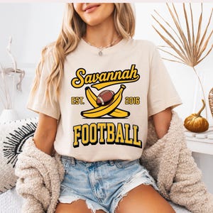 レトロサバンナバナナズフットボールTシャツ：ユニセックスソフトコットンTシャツ