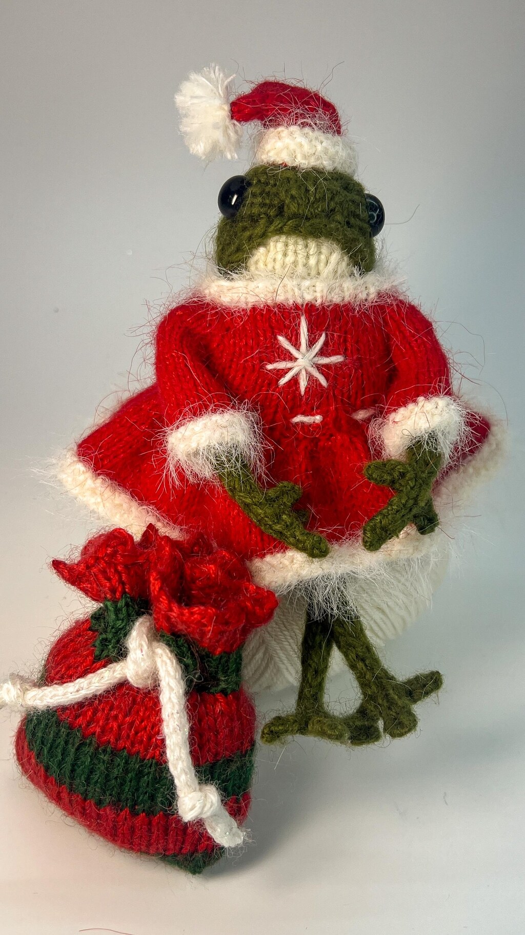 Ornamento Di Natale Rana Cantante In Ceramica - Decorazione Albero Con Cordino Dorato E Sacchetto Di Velluto, 7,6 Cm