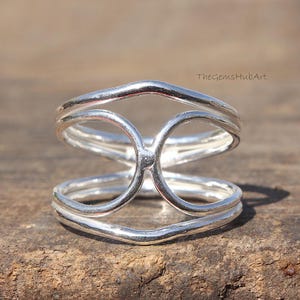 Anello minimalista a forma di infinito in argento, anello a fiocco aperto, anello regolabile con filo, gioiello in argento sterling fatto a mano, anello delicato per tutti i giorni da donna