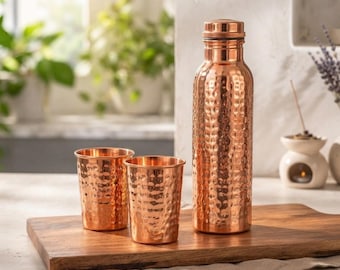 Botella de agua de cobre martillado hecha a mano con juego de 2 tazas, vajilla de cobre puro, recipiente de cobre ayurvédico, regalo para la cocina y el comedor, bienestar y yoga.