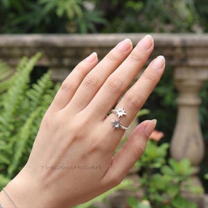 Anillo minimalista celestial, anillo abierto de estrella de plata de ley 925, anillo ajustable con banda retorcida, anillo envolvente de doble estrella, delicado regalo hecho a mano para ella.