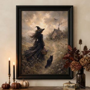 Puede incluir: Una impresión artística enmarcada que representa a una figura con capa oscura y sombrero puntiagudo caminando con un gato negro hacia una cabaña. La escena incluye un sendero, un cielo nublado y un pájaro. El marco es negro y rectangular.