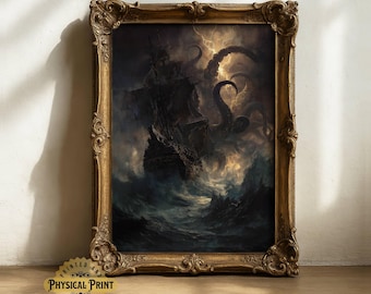 Op de afbeelding: Een ingelijste muurkunstprint met een donkere, stormachtige oceaan, een groot zeilschip dat wordt aangevallen door een gigantisch zeewezen met tentakels te midden van bliksem en turbulente golven, in een sierlijke, goudkleurige lijst.