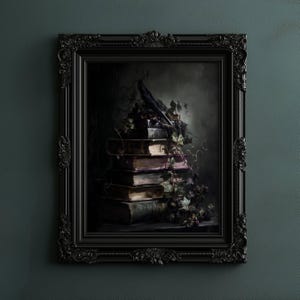 Może przedstawiać: Oprawiona grafika przedstawiająca stos starych książek z bluszczem i ciemnym ptakiem. Czarna rama ma ozdobne detale. Grafika ma mroczną, nastrojową estetykę, z stonowanymi kolorami i klimatem vintage.