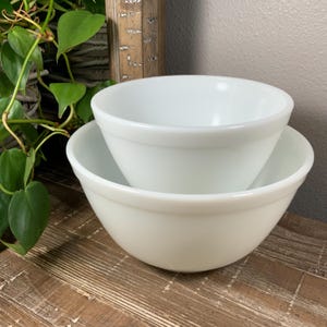 Two (2) Pyrex TRUE OPAL WHITE Milk Glass Nesting Round Mixing Bowls - Unmarked Circle Ring - Vintage