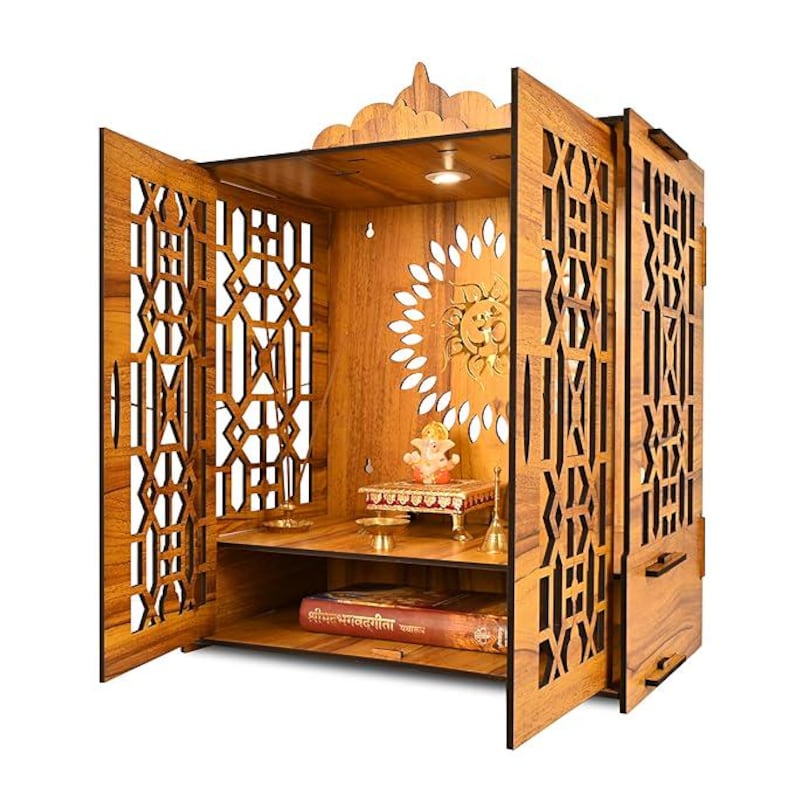 Puede incluir: Un templo de madera con intrincados dise&ntilde;os calados en las puertas y los laterales. El interior presenta una peque&ntilde;a estatua de deidad sobre una plataforma decorativa, un libro y un dise&ntilde;o en forma de sol. El templo es de madera marr&oacute;n claro.