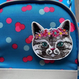 Contour Kletti Klett Patch I Süße Katze Katzenkopf mit Blumenkranz I Schulranzen Rucksack I Einschulung Schulkind Schulanfang