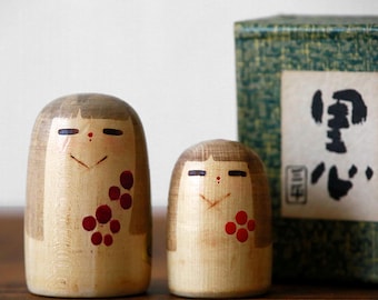 Sanpei Yamanaka Mini Kokeshi (Pair, 7 cm & 5 cm), “Satogokoro”, Vintage Japanese Wooden Doll