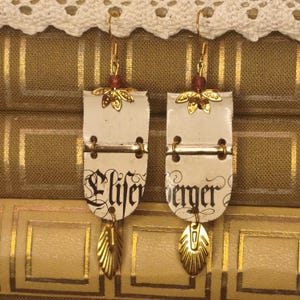 Op de afbeelding: Een rustiek houten bord met de tekst "Welcome to our home" in witte letters. Het bord heeft een verweerde afwerking en een eenvoudig, uitnodigend ontwerp, perfect voor een veranda of entree.