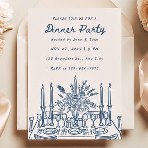 Op de afbeelding: Een crèmekleurige uitnodiging voor een diner met blauwe inkt illustraties en tekst. De uitnodiging luidt "Dinner Party" georganiseerd door Anna & John, met datum, tijd en RSVP-informatie. Het ontwerp omvat een tafelsetting met kaarsen en bloemstukken.