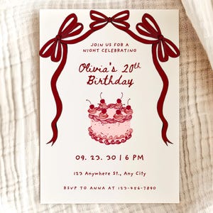 Puede incluir: Una invitación color crema con detalles en borgoña para el 20 cumpleaños de Olivia. El diseño incluye una ilustración de pastel, lazos decorativos y el texto "Únase a nosotros para una noche de celebración". La fecha y la hora también están incluidas.