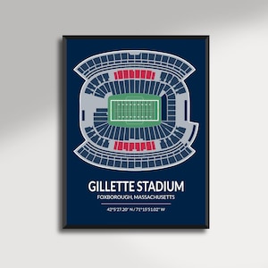 Puede incluir: Una impresión enmarcada del estadio Gillette en Foxborough, Massachusetts. Vista superior del estadio con campo verde, secciones de asientos rojas, nombre y coordenadas del estadio en la parte inferior.