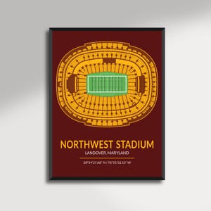 Peut inclure: Impression encadrée du stade Northwest à Landover, Maryland, vue de dessus. Le stade est représenté en or sur fond marron, avec un terrain vert. Le texte "NORTHWEST STADIUM" est affiché.