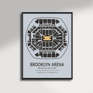 Peut inclure: Une affiche encadrée représentant le plan architectural détaillé de la Brooklyn Arena à New York. Le plan est en noir sur fond gris clair. Le texte "BROOKLYN ARENA" et les coordonnées sont affichés en dessous.
