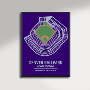 Peut inclure: Une affiche encadrée représentant une illustration minimaliste détaillée d'un stade de baseball à Denver, Colorado. Le stade est dessiné en lignes blanches sur un fond violet foncé. Le texte en bas indique "DENVER BALLPARK, DENVER, COLORADO".