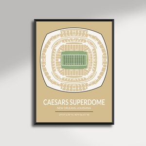 Op de afbeelding: Een ingelijste print met een gedetailleerd bovenaanzicht van de Caesars Superdome in New Orleans, Louisiana. De plattegrond van het stadion is in wit op een beige achtergrond weergegeven, met een groen veld. De tekst "CAESARS SUPERDOME" staat erop.