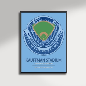 Könnte beinhalten: Gerahmter Druck des Kauffman Stadium in Kansas City, Missouri. Das Stadion wird in einer Draufsicht mit grünem Feld, braunem Innenfeld und blauen Sitzplätzen dargestellt. Der Text "KAUFFMAN STADIUM" und Koordinaten sind darunter.