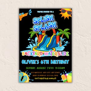 Puede incluir: Una tarjeta de invitación negra con un diseño colorido para una fiesta de cumpleaños con tobogán acuático en el patio trasero. El texto dice "SPLISH SPLASH" y "BACKYARD WATERSLIDE". Incluye un gráfico de tobogán acuático, una pistola de agua y un sol con gafas de sol.