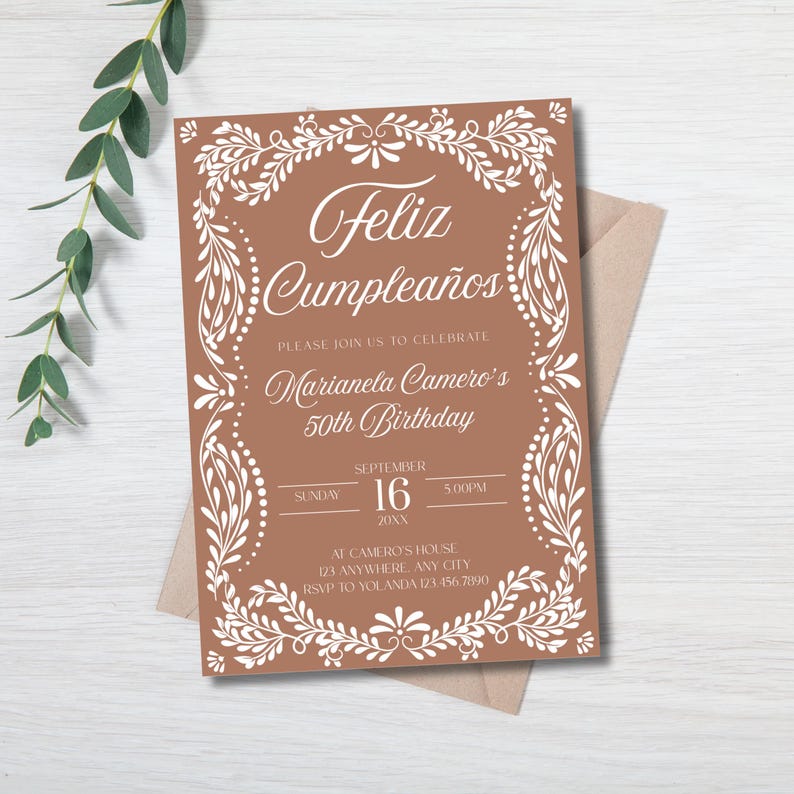 Peut inclure: Une invitation d'anniversaire de couleur terre cuite avec une bordure florale blanche et du texte. L'invitation indique "Feliz Cumplea&ntilde;os" et invite les invit&eacute;s &agrave; c&eacute;l&eacute;brer le 50e anniversaire de Marianela Camero le 16 septembre &agrave; 17h00. L'invitation est sur une enveloppe neutre.