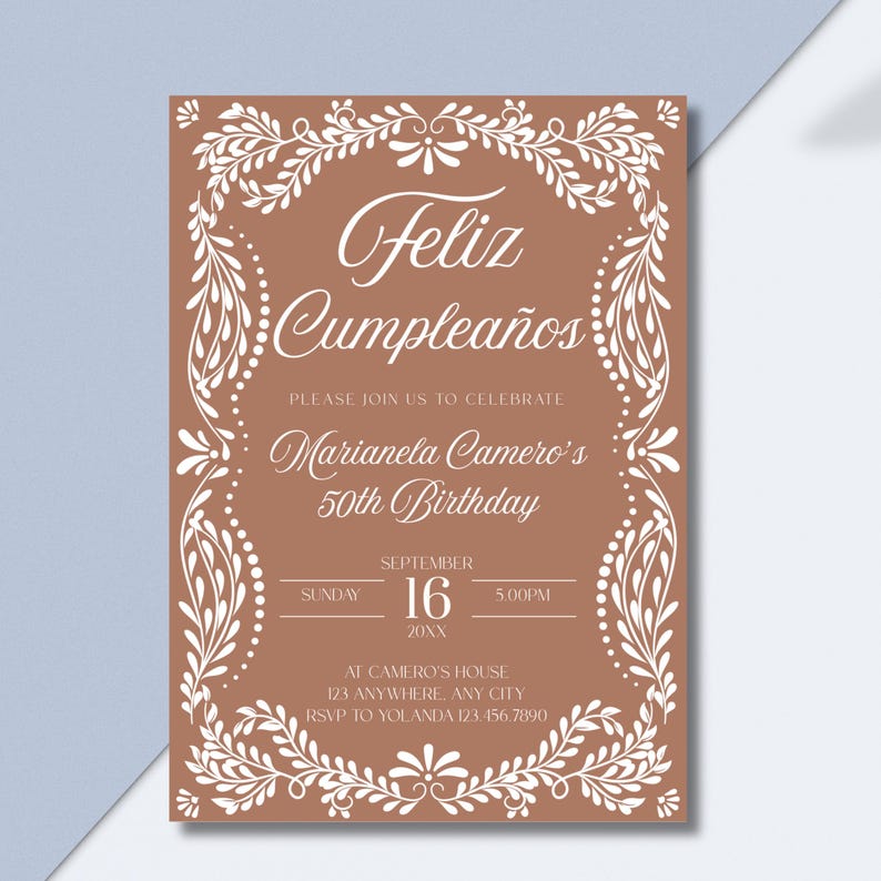 Peut inclure: Une invitation d'anniversaire avec un fond marron et une bordure florale blanche. Le texte "Feliz Cumplea&ntilde;os" est en haut, suivi des d&eacute;tails pour le 50e anniversaire de Marianela Camero, y compris la date, l'heure et le lieu.