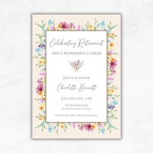 Puede incluir: Una invitación floral de jubilación con fondo crema y marco rectangular blanco. La invitación está bordeada por un colorido arreglo floral. El texto incluye "Celebrando la jubilación", "Únase a nosotros para honrar a Charlotte Bennett" y detalles del evento.