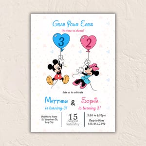 Può includere: Un invito a una festa con Topolino e Minnie che tengono in mano palloncini con i numeri 3 e 2. Il testo dell'invito recita "Grab Your Ears, It's time to cheers!" e include i dettagli della festa per il compleanno di Matthew e Sophia.