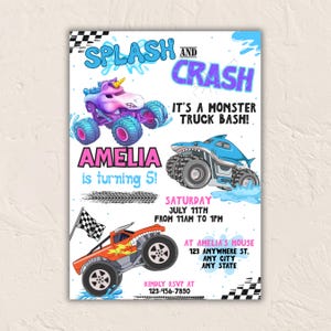 Puede incluir: Una tarjeta de invitación de cumpleaños con un camión monstruo de unicornio rosa, un camión monstruo de tiburón azul y un camión monstruo naranja con llamas. El texto dice Splash and Crash, It's a Monster Truck Bash, Amelia is turning 5, Saturday July 11th, 11am to 1pm, at Amelia's House, 123 Anywhere St, Any City, Any State, y RSVP al 123-456-7890.