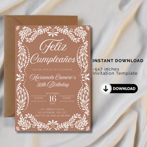 Peut inclure: Une invitation marron avec une bordure florale blanche et du texte. Le texte se lit "Feliz Cumplea&ntilde;os" et "Marianela Camero's 50th Birthday". Comprend "T&eacute;l&eacute;chargement instantan&eacute;" et "-5x7 pouces Mod&egrave;le d'invitation". Une enveloppe marron est derri&egrave;re la carte.