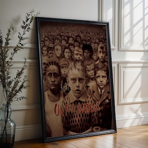 Puede incluir: Impresión enmarcada en tonos sepia que representa una multitud de rostros, con la palabra "UNT0UCHABLES" en texto rojo estilo grafiti. La impresión está en un marco negro, apoyada contra una pared blanca y un suelo de madera, con un jarrón de ramas.