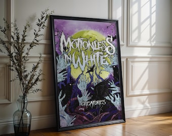 Pode incluir: Pôster emoldurado da banda Motionless in White. A arte apresenta um fundo roxo e amarelo com uma lua cheia. O pôster tem uma moldura preta e está encostado em uma parede.