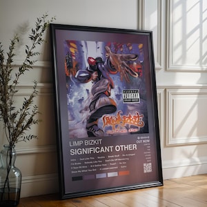 Pode incluir: Pôster emoldurado com a arte do álbum "Significant Other" do Limp Bizkit. A ilustração vibrante mostra uma figura dinâmica em um cenário urbano colorido. O pôster inclui o título do álbum, a lista de faixas e um aviso para os pais.