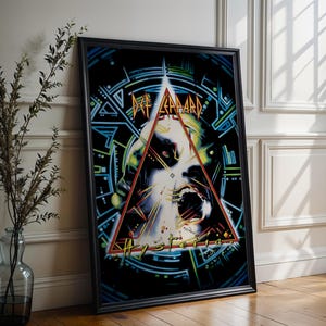 Puede incluir: Póster enmarcado con el álbum "Hysteria" de Def Leppard. La obra de arte tiene un fondo negro con formas geométricas en azul y verde neón. Un triángulo con borde rojo contiene una imagen blanca y amarilla. El nombre de la banda está en la parte superior.