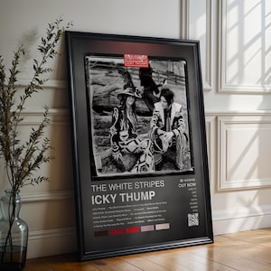 Pode incluir: Pôster com moldura preta com uma foto em preto e branco de duas pessoas. O pôster exibe o texto "THE WHITE STRIPES ICKY THUMP" e uma lista de títulos de músicas. Uma faixa vermelha na parte superior diz "ICKY THUMP".